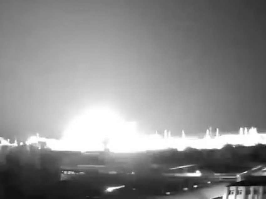 Rusët sulmojnë centralin bërthamor në Mykolaiv, ukrainasit publikojnë pamjet e shpërthimit