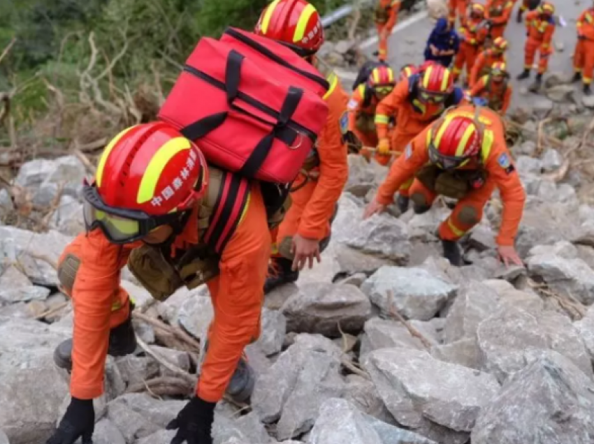 Gjendet pas 17 ditësh një burrë që kishte humbur në male pas një tërmeti në Kinë