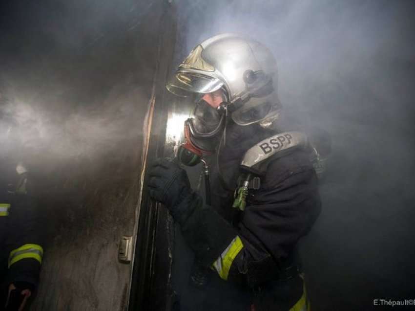 Flakët përfshinë magazinën me rroba, evakuohen banorët, zjarrfikësit me aparate frymëmarrje