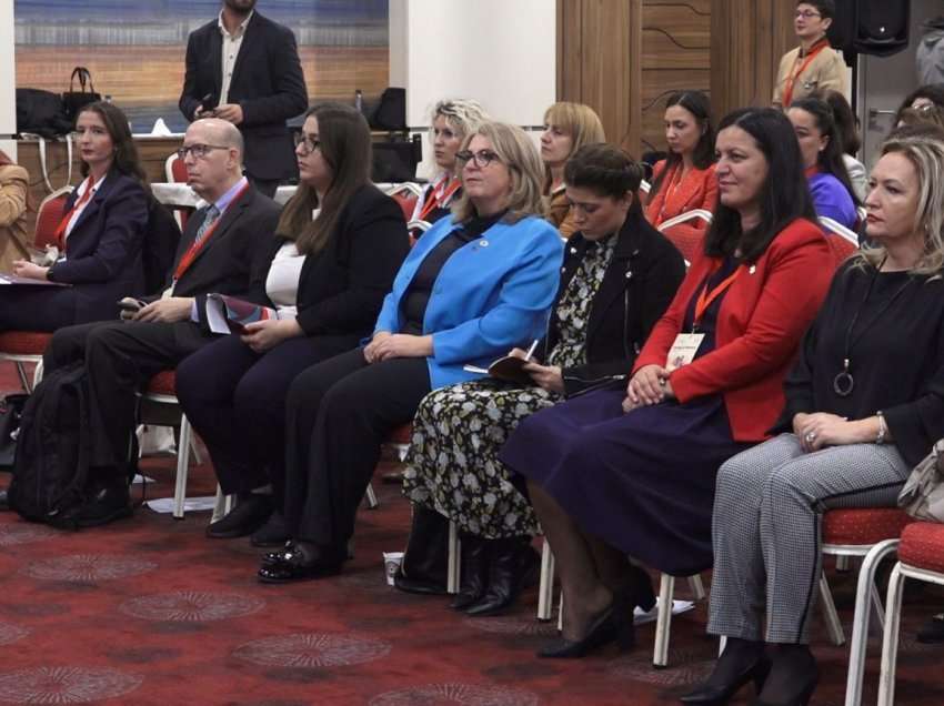 Gratë mblidhen në Konferencën e parë Rajonale për energjinë, fuqizimi i tyre siguron zhvillim