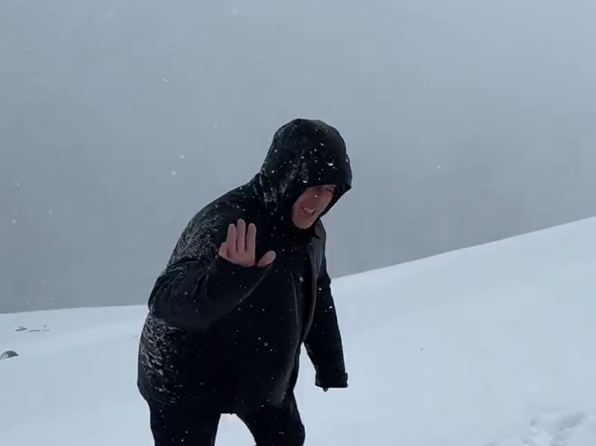 Haradinaj nëpër borë ngjitet në Majën e Bistrës