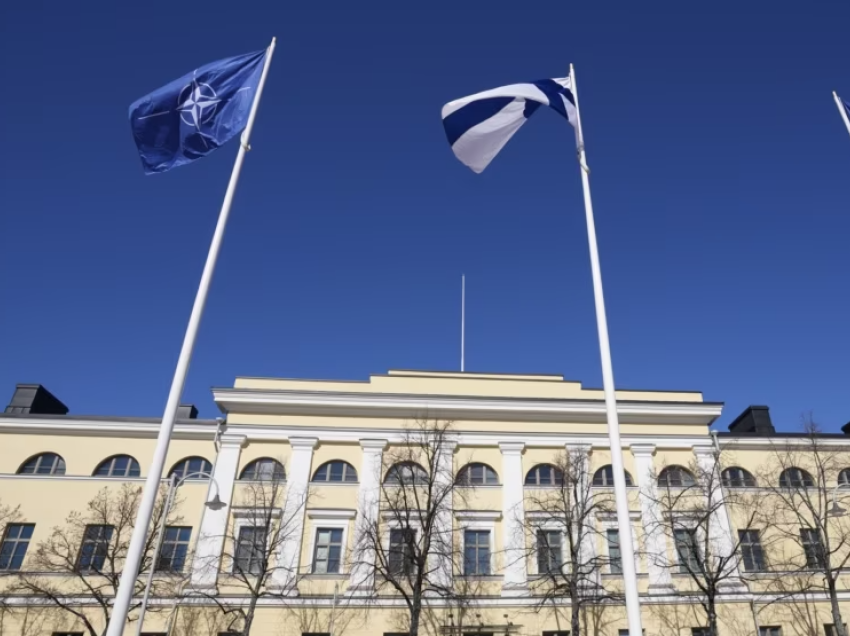Flamujt e NATO-s ngrihen në Helsinki, teksa Finlanda i bashkohet sot aleancës