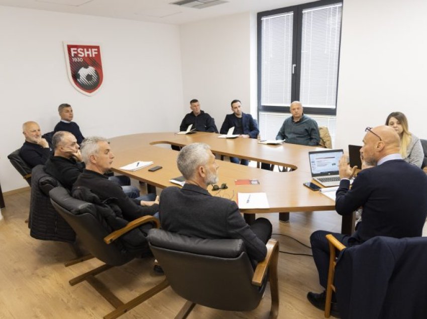 Drejtori Teknik mbledh trajnerët e Kombëtares, u shpjegon strategjinë e punës