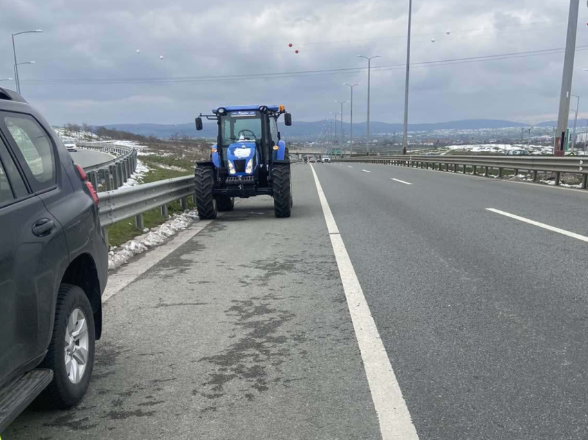 Me traktor nëpër autostradë, Policia me kaq para e dënon