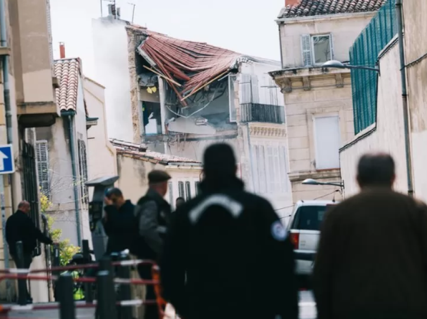 Pesë të lënduar nga shembja e ndërtesës në Francë, tetë persona ende të zhdukur