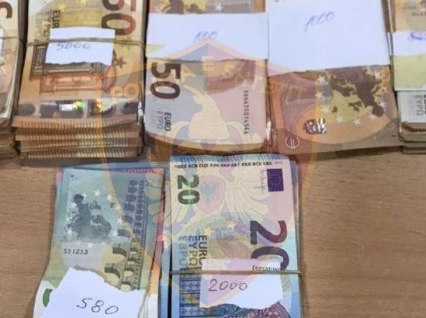 Tentoi të kalonte kufirin pa deklaruar paratë, procedohet penalisht i riu me mbi 15 mijë euro në Kapshticë