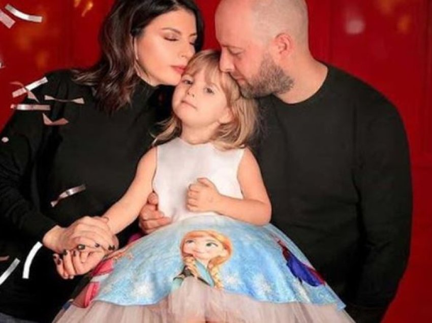“Një vit pa të puthur”, ish-burri i Rudina Dembacajt ndan foton me të bijën dhe bën deklaratën e fortë: Kur të rritesh..