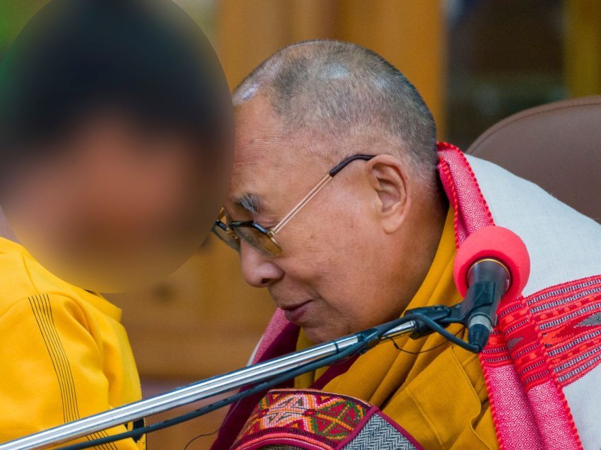 Dalai Lama kërkoi falje pasi e puthi një djal të ri dhe i kërkoi t’ia “thithte gjuhën e tij”