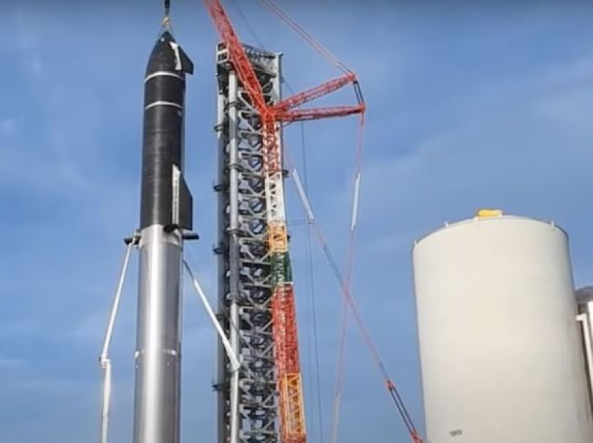 SpaceX pritet të lëshojë raketën më të madhe ndonjëherë