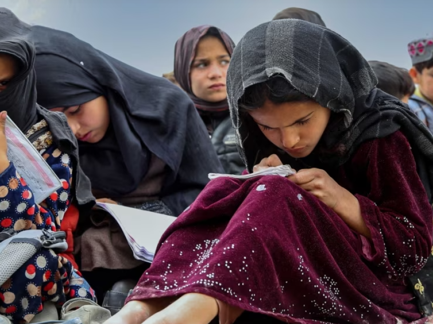 Talibanët pezullojnë aktivitetet e shkollave të udhëhequra nga organizatat joqeveritare