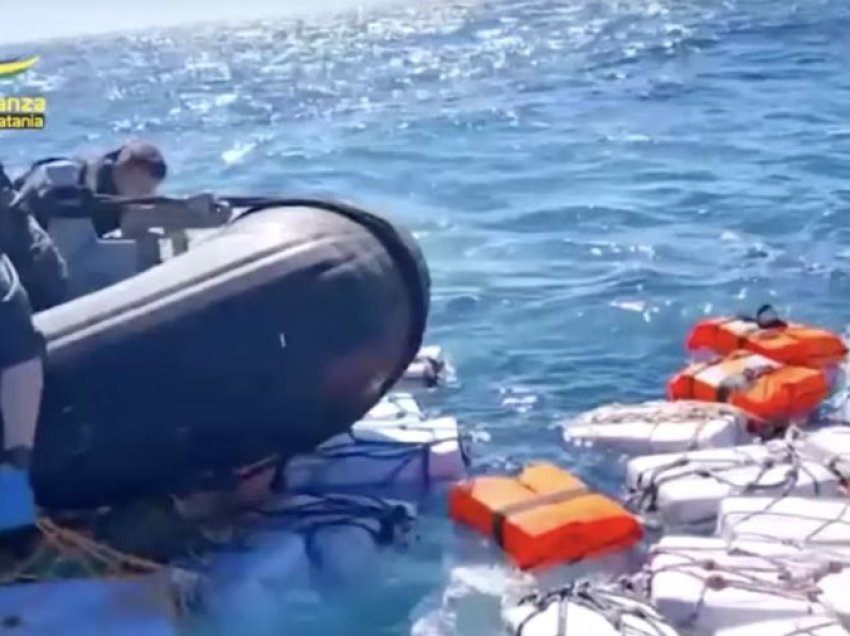 Policia italiane gjen 2 tonë kokainë në det