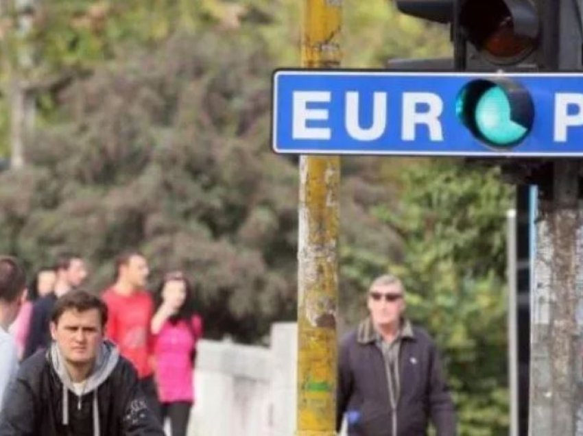 Rrugë e gjatë për Kosovën, BE la qytetarët 12 vjet pa viza, Serbia i mori ato për dy vjet
