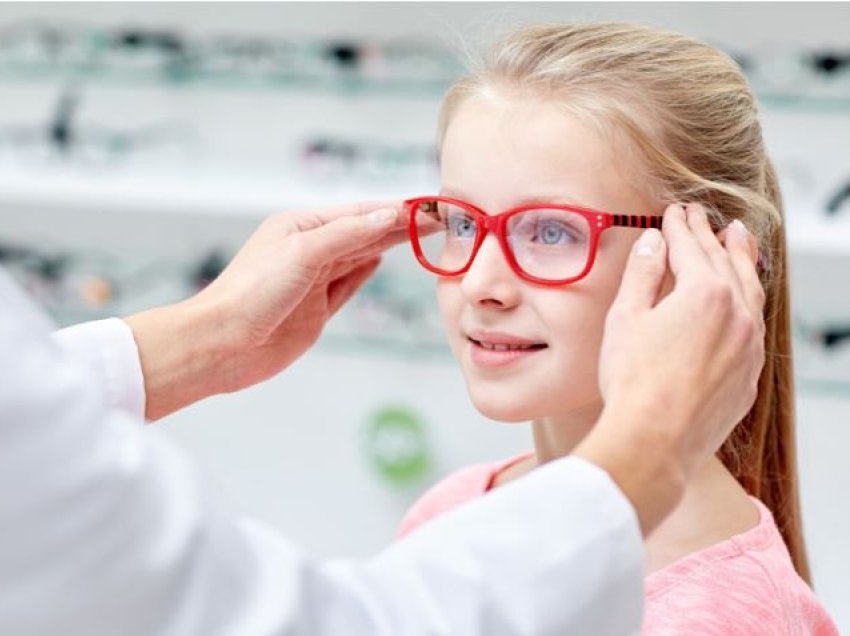 Nëse vëreni ndonjë nga këto simptoma te fëmija juaj, ka nevojë për syze