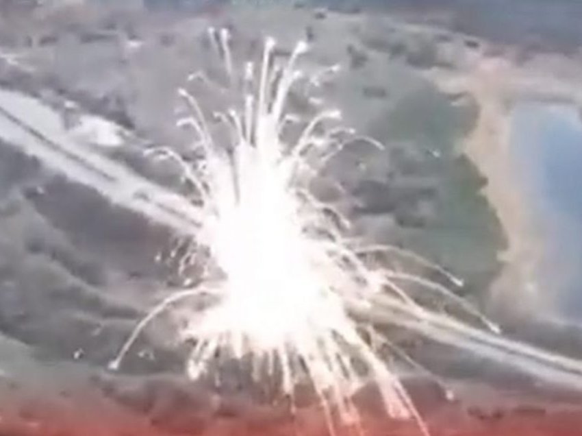 Ukrainasit hedhin në erë sistemin raketor rus, shpërthimi ishte aq i fuqishëm sa që u ngrit në qiell një ‘top’ i madh i zjarrtë