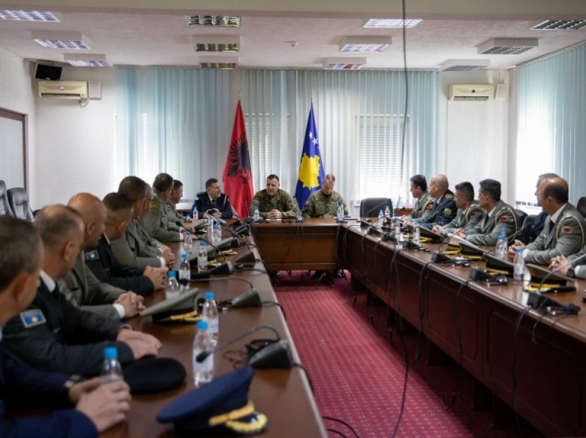 Oficerët e “Kursit të Lartë të Oficerit” nga Shqipëria vizituan FSK-në