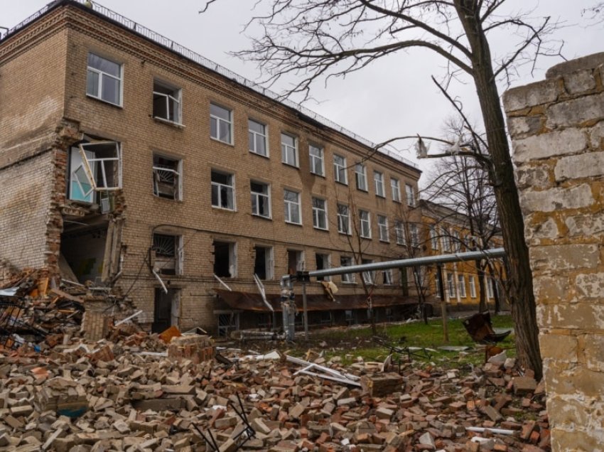 Brenda qytetit ukrainas gjysëm i rrethuar nga forcat ruse 