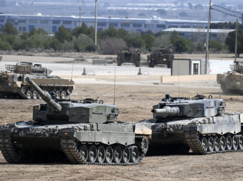 Pse duhen shumë muaj që tanket perëndimore të arrijnë në vijat e frontit në Ukrainë?