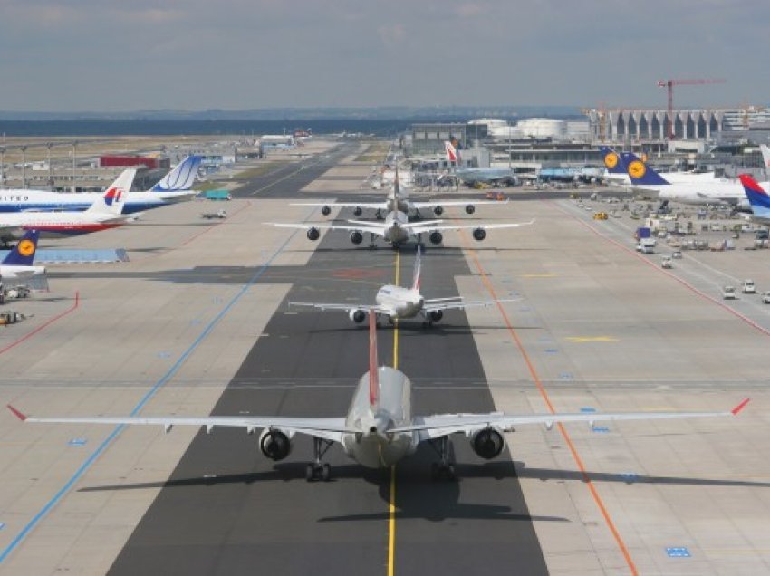 Avioni në Gjermani merr flakë para nisjes 