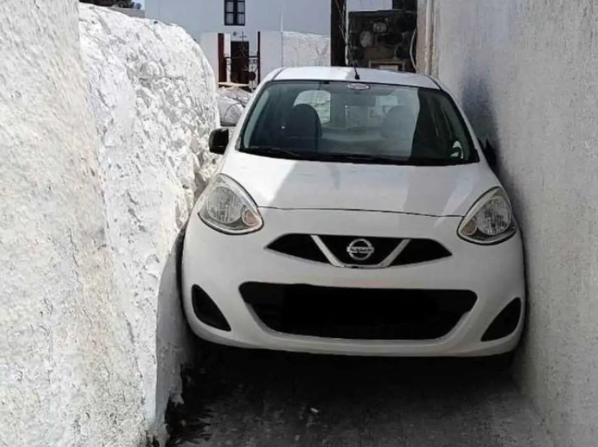 Turisti ngec mes mureve të rrugicës pas kthesës së gabuar në ishullin grek 