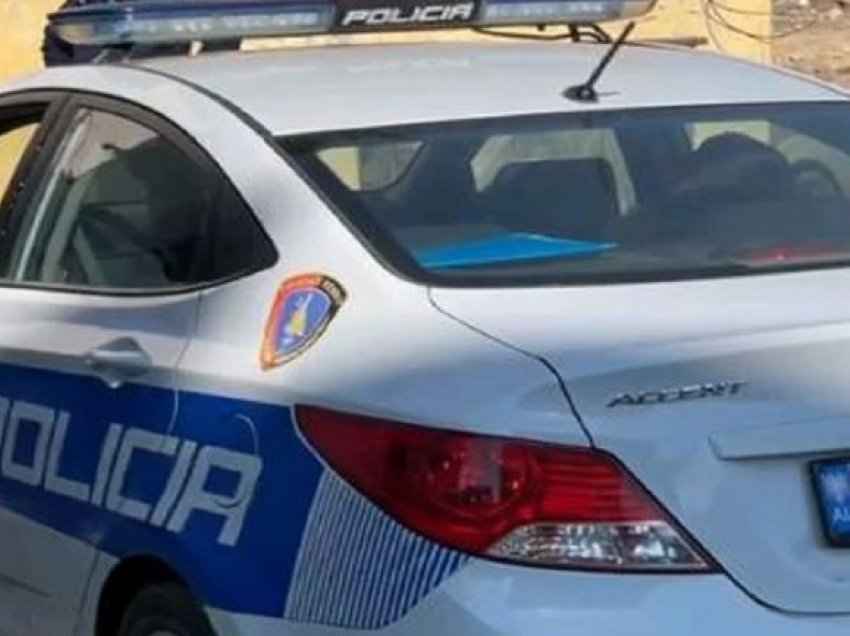 Kërcënoi me thikë dy vajza në Vlorë, shpallet në kërkim 47-vjeçari