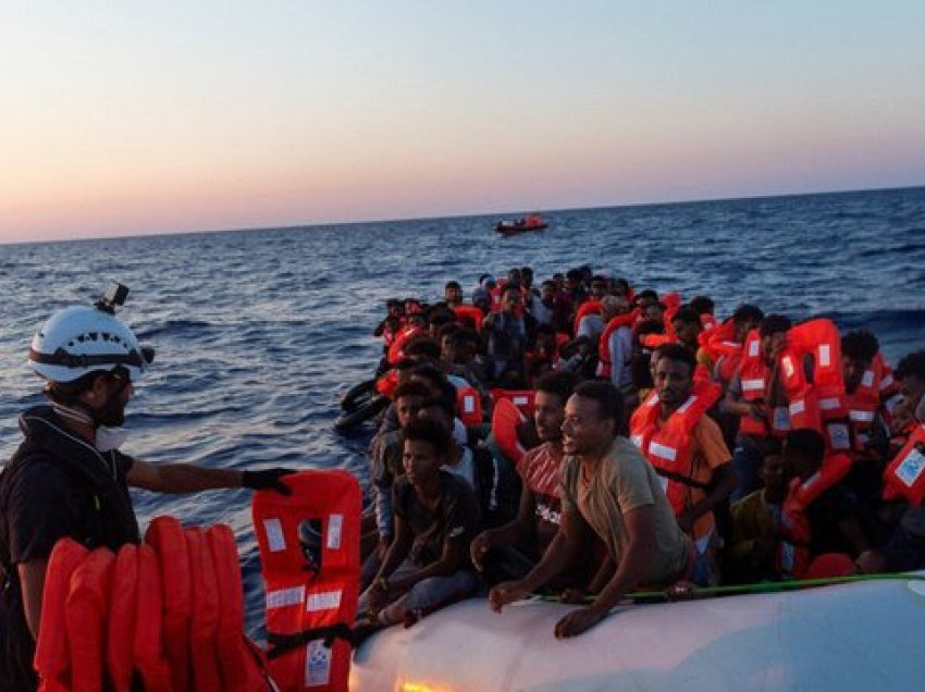 Nuk ndalen tragjeditë/ Fundoset varka me emigrantë në brigjet e Libisë, 55 të vdekur