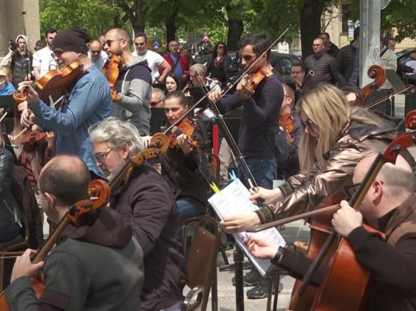 Maqedoni, punonjësit e Filharmonisë protestuan para Minsitrisë së Kulturës