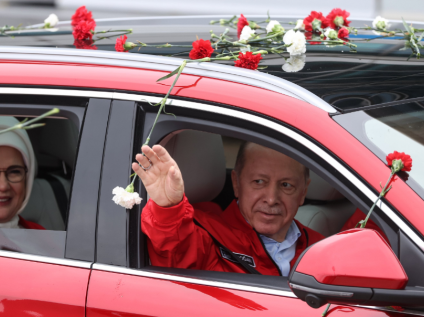 Pas problemeve me stomak, Erdogan shfaqet në publik pas tre ditëve në një panair në Stamboll