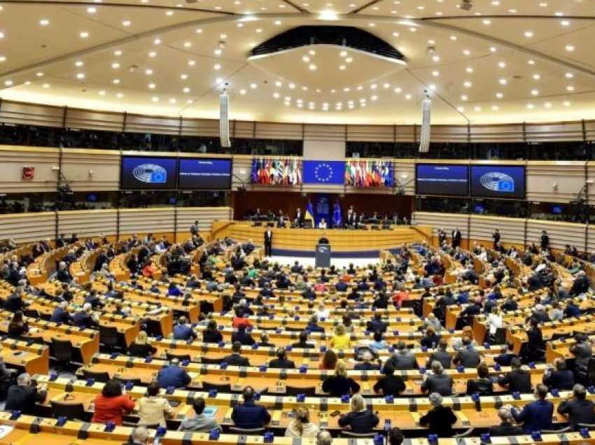 Deputeti flet për liberalizimin e vizave: Kosova në rrugën e duhur