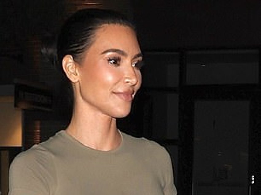 Kim Kardashian vë në pah linjat në veshje sportive gjatë një dalje në Los Angeles