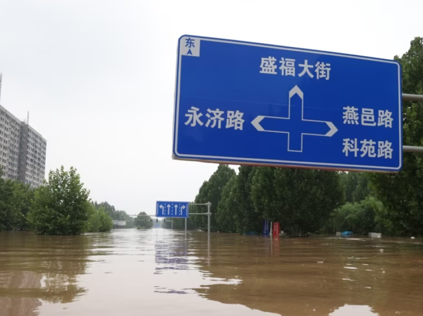 Rritet në 30 numri i të vdekurve nga vërshimet në Kinë