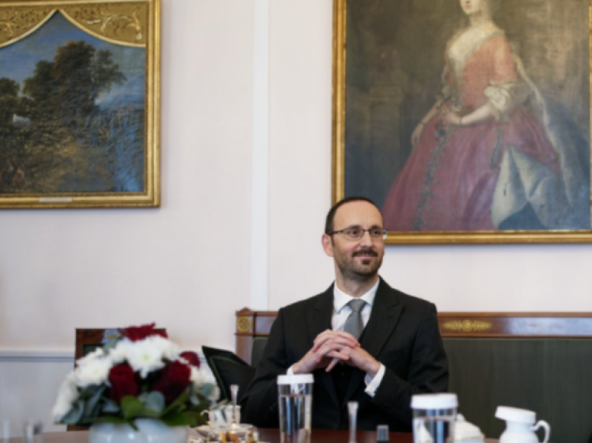 Ambasadori Ajeti i gëzohet letrës ku kërkohet qasje më e ashpër ndaj Vuçiqit