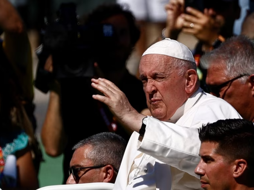 Papa u bën thirrje të rinjve të mos i humbin shpresat për një botë më të mirë