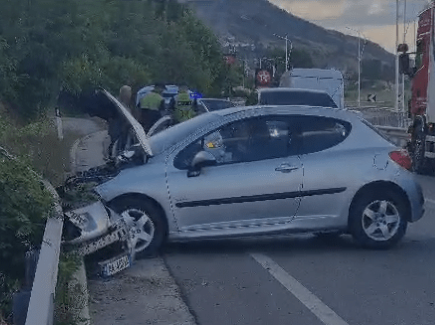 Aksident në aksin Pogradec-Udënisht, makina përplaset me trafikndarësen