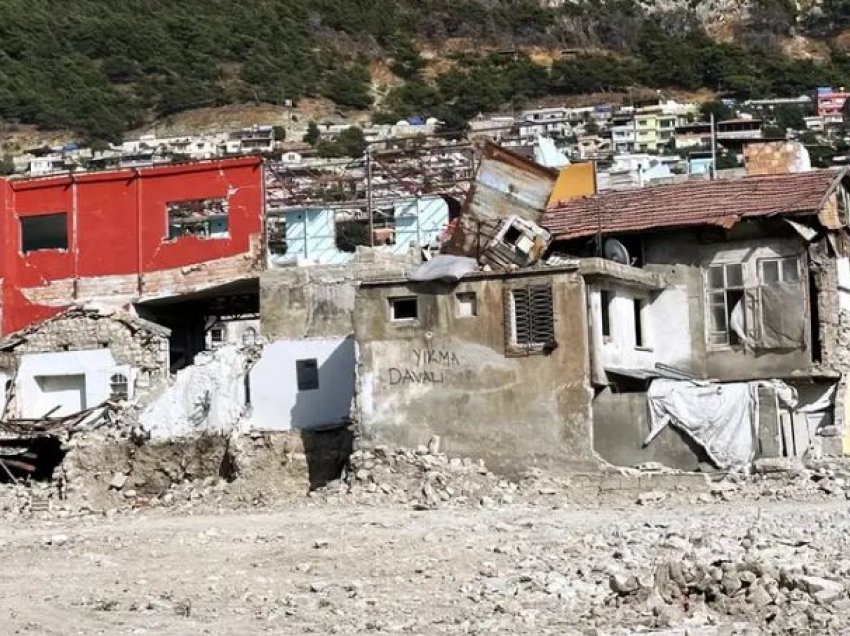 Viktimat e tërmetit në Turqi janë bllokuar