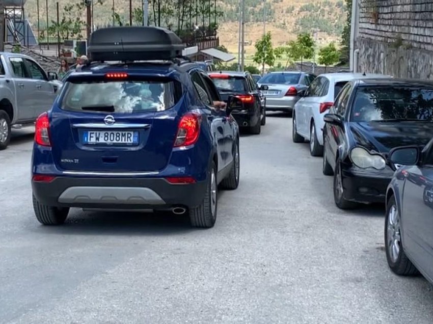 Trafik në rrugët e Gjirokastrës, pushimet verore rrisin fluksin e automjeteve