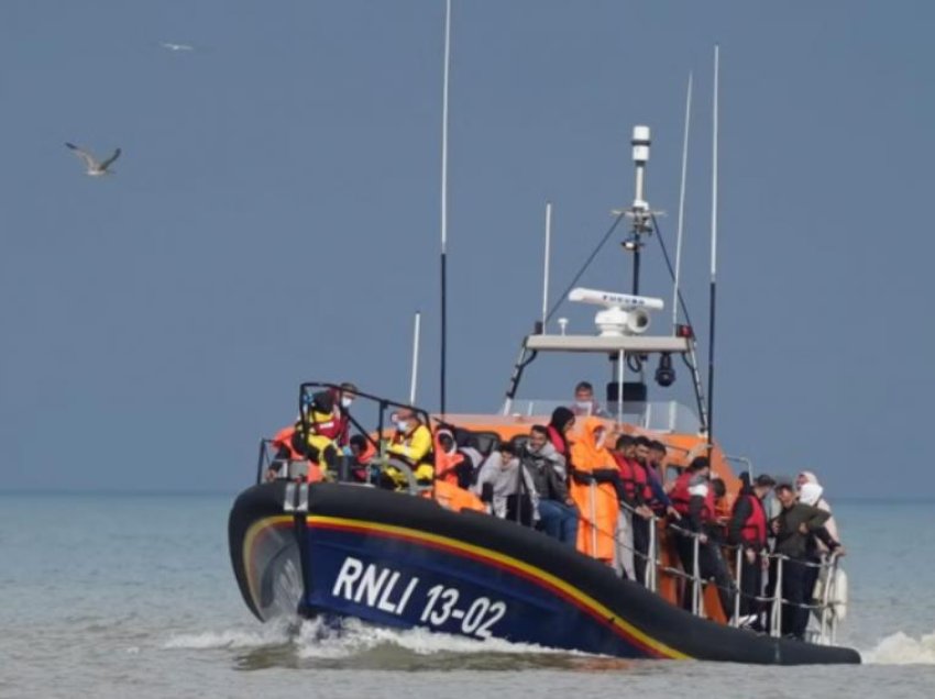 Fundoset anija me emigrantë, mbyten 17 persona dhe zhduken 30 të tjerë