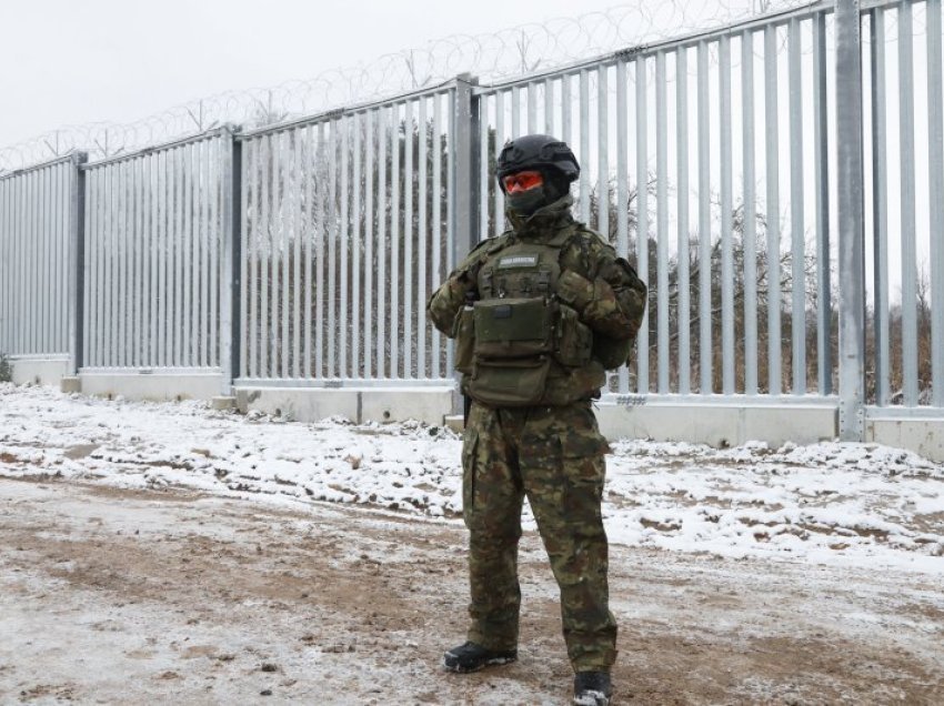 Polonia nis katërmijë ushtarë pranë kufirit me Bjellorusinë