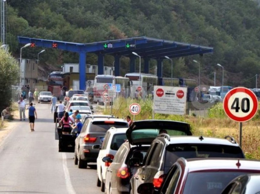Mërgimtarët presin deri në pesë orë në kufi për të dalë nga Kosova