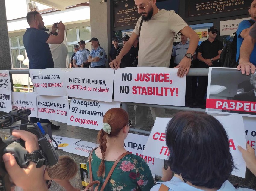 Protesta në Tetovë, kërkohet përgjegjësi për zjarrin në Spitalin Modular