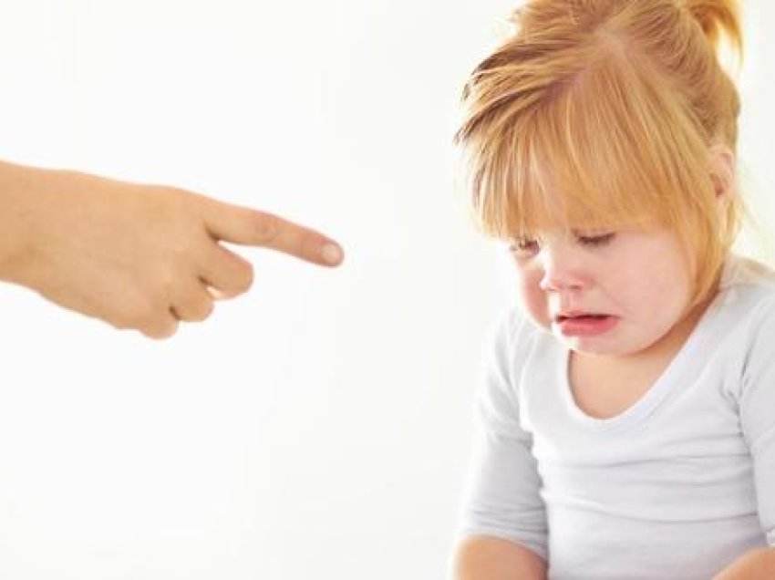 Mjekët pohojnë se të bërtiturat ndaj fëmijës mund të shkaktojnë depresion dhe ulje të vetëbesimit