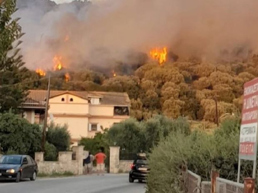Zjarr i madh në ishullin Zakynthos të Greqisë, autoritetet greke japin alarmin