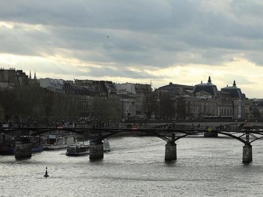 Anulohen garat e notit në lumin Sena për shkak të ndotjes së ujit