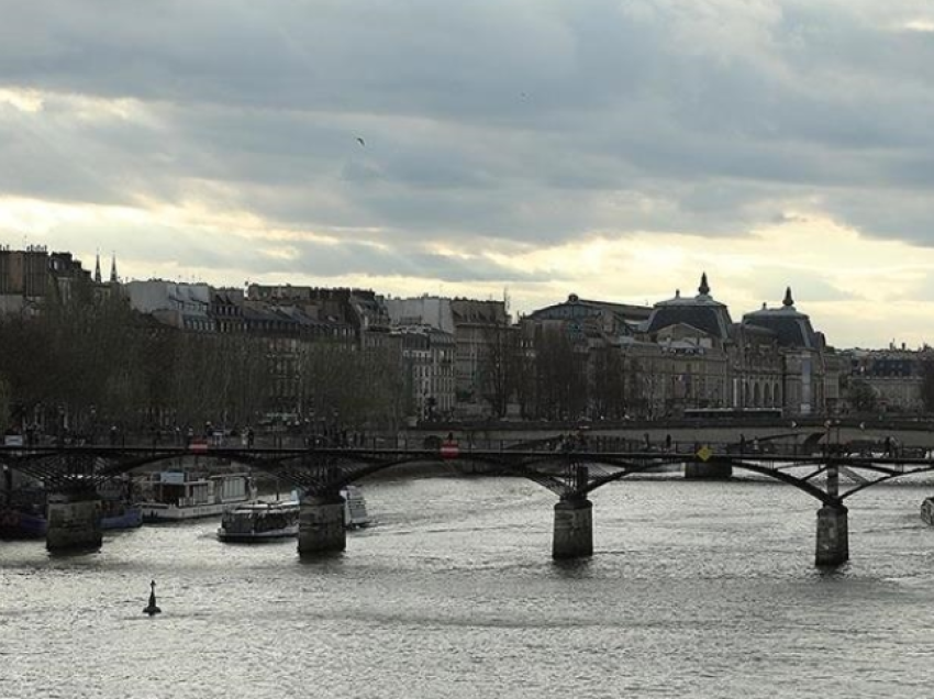 Paris, anulohen garat e notit në lumin Sena për shkak të ndotjes së ujit
