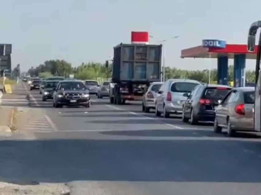 Rëndohet trafiku drejt Kosovës/ Pushuesit largohen pas fundjavës në Shqipëri