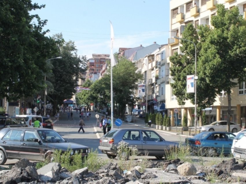 Burri nga Mitrovica ankohet se i është dëmtuar vetura gjatë natës