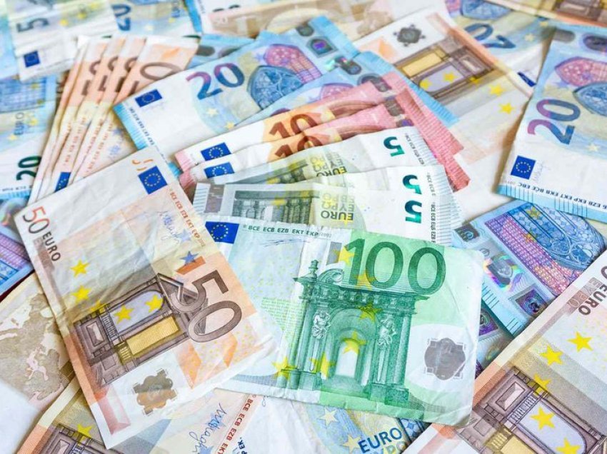 Euro ra brenda orësh kundrejt dollarit, ja kush u bë shkak që luhati vlerën e monedhës europiane