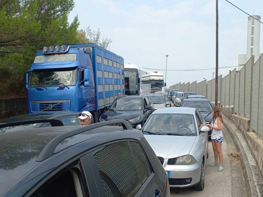 Radhë kilometrike në Kakavijë, emigrantët kthehen në Grqi