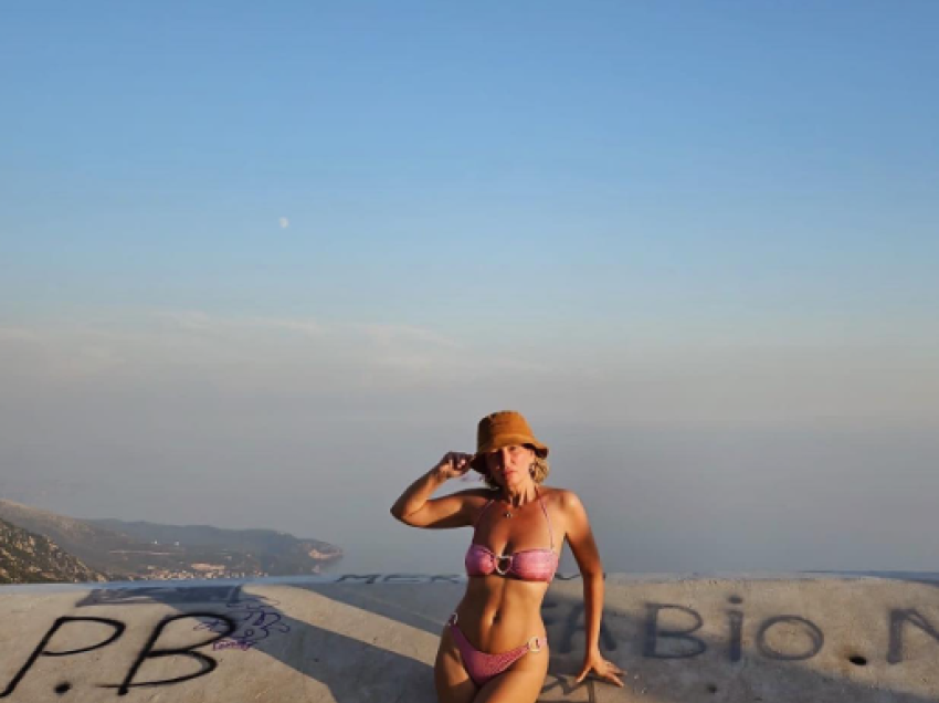 Adriana Matoshi sjell imazhe në bikini, vazhdon të jetë në top formë