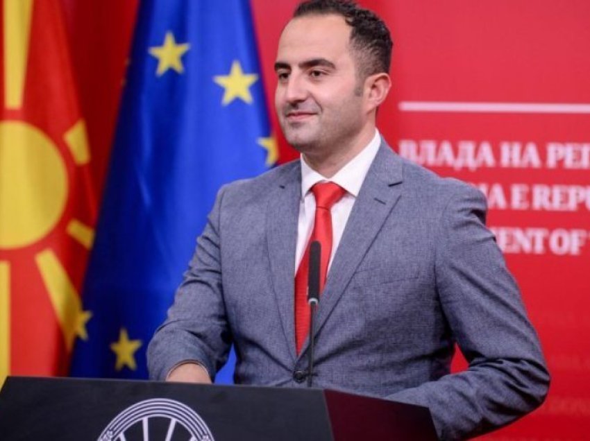 Shaqiri: Mungesa e librave për shkak të reformave në sistemin arsimor në Maqedoni