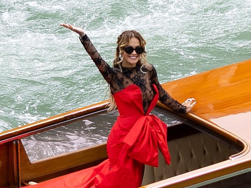 Rita Ora shfaqet me fustan kuq e zi nga Festivali i Filmit në Venecia